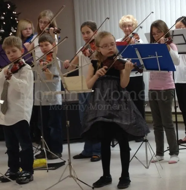 Children playing Violin : Mommy Moment