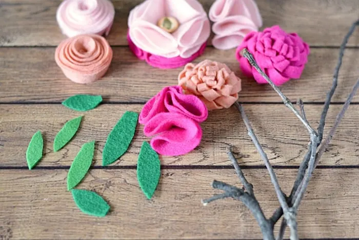 These DIY felt flowers are the perfect homemade Mother's Day gift - and the best part is, is that they'll never wilt or die!