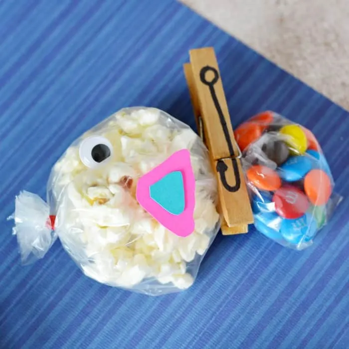 FISH ON A HOOK SNACK BAGS FOR KIDS USING A CLOTHESPIN 