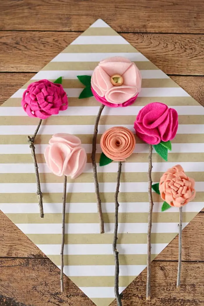 DIY NO SEW FELT FLOWERS WITH TWIGS - Mommy Moment