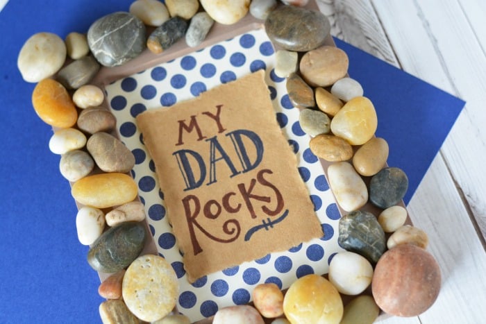 Such a cute gift idea for dad. Make a "My Dad Rocks" frame with stones.