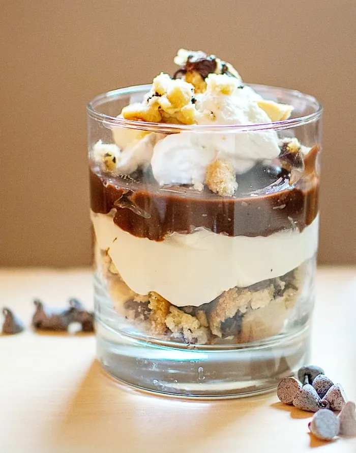 no bake mini cheesecake cookie parfaits in a cup